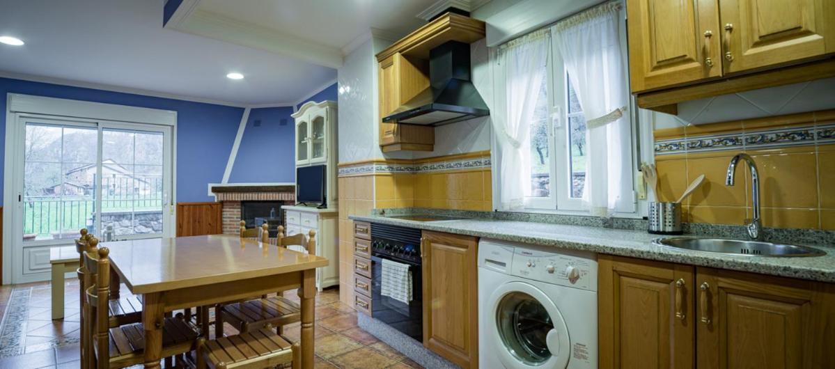 Hotel Y Apartamentos La Lonja Onís المظهر الخارجي الصورة