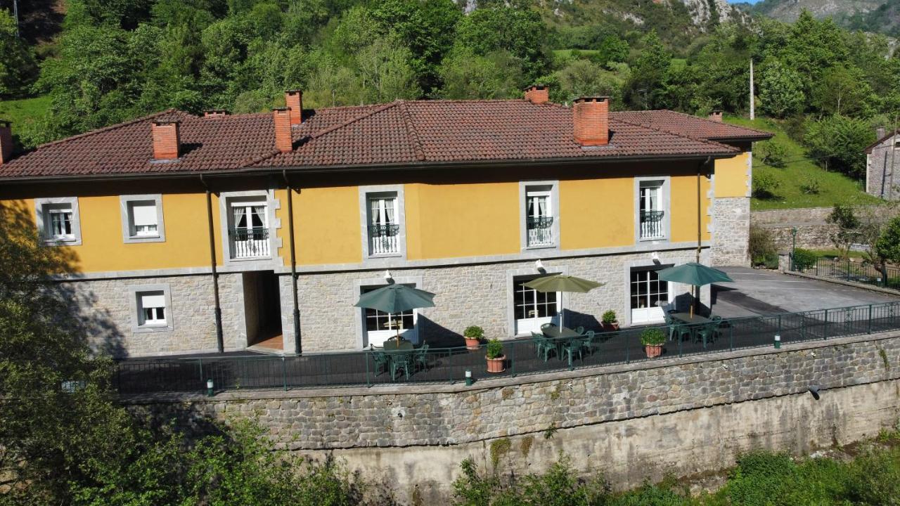 Hotel Y Apartamentos La Lonja Onís المظهر الخارجي الصورة